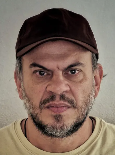 Renato Becker, o autor, de boné e barba